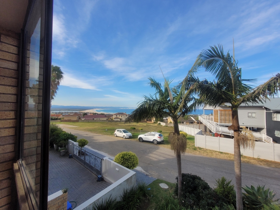 To Let 4 Bedroom Property for Rent in Wavecrest Eastern Cape